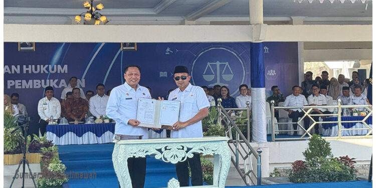 Bupati Ilham Lawidu, S.H. menerima penghargaan Pos Bantuan Hukum, Rabu (4/2/2026).