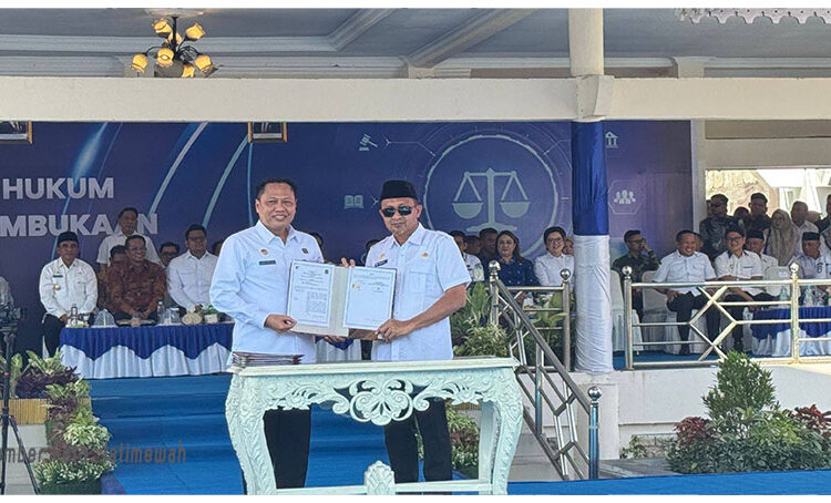 Bupati Ilham Lawidu, S.H. menerima penghargaan Pos Bantuan Hukum, Rabu (4/2/2026).