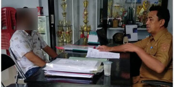 Camat Ratolindo Abdullah D. Kalengi, saat merima oknum yang mengaku pendamping produk halal