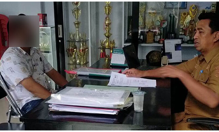 Camat Ratolindo Abdullah D. Kalengi, saat merima oknum yang mengaku pendamping produk halal