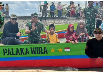 Pangdam XXIII/Palaka Wira didampingi Bupati Tojo Una-Una, serahkan bantuan perahu ketinting diwilayah Kepulauan Tojo Una-Una. Kamis (27/2/2026).