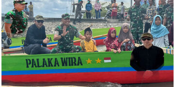 Pangdam XXIII/Palaka Wira didampingi Bupati Tojo Una-Una, serahkan bantuan perahu ketinting diwilayah Kepulauan Tojo Una-Una. Kamis (27/2/2026).