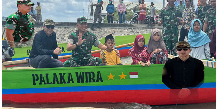 Pangdam XXIII/Palaka Wira didampingi Bupati Tojo Una-Una, serahkan bantuan perahu ketinting diwilayah Kepulauan Tojo Una-Una. Kamis (27/2/2026).