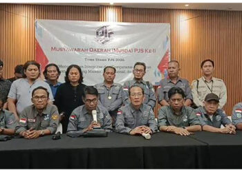 Ketum DPP PJS, Mahmud Marhaba disamping Pengurus DPD PJS Babel dan DPC PJS se Babel dalam memberikan konferensi pers, Sabtu (07/02/2026)