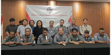 Ketum DPP PJS, Mahmud Marhaba disamping Pengurus DPD PJS Babel dan DPC PJS se Babel dalam memberikan konferensi pers, Sabtu (07/02/2026)