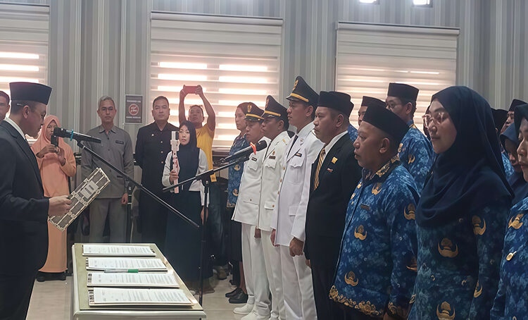 Bupati Tojo Una-Una, Ilham Lawidu, S.H., melantik satu pejabat pimpinan tinggi pratama, 17 pejabat administrator, 12 pejabat pengawas, serta tujuh kepala puskesmas. Senin, 9 Maret 2026