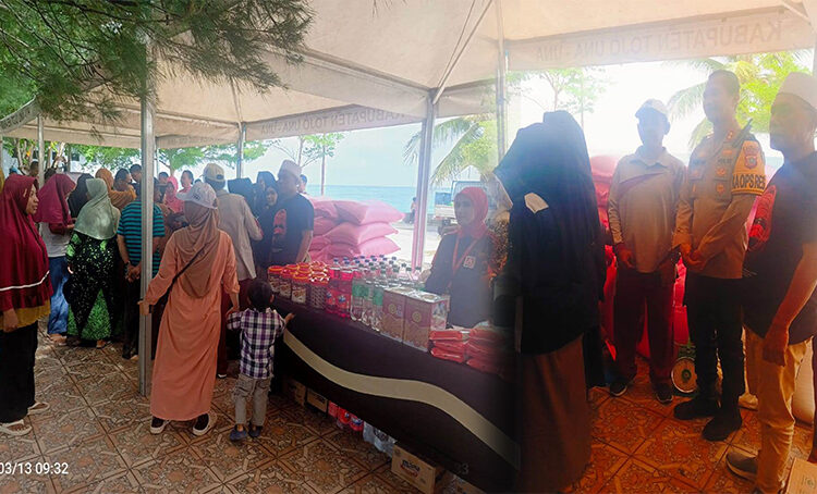 Kadis Iwan Mohammad pantau Operasi Pasar Murah di Lokasi Taman JH Ampana Kota, jumat (13/3/2026)