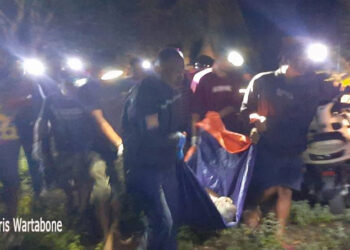 Foto (HW) : Evakuasi mayat warga Desa Tete B. Senin malam.(9/3/2026)