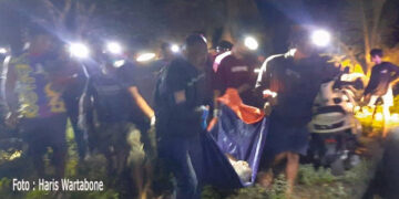 Foto (HW) : Evakuasi mayat warga Desa Tete B. Senin malam.(9/3/2026)