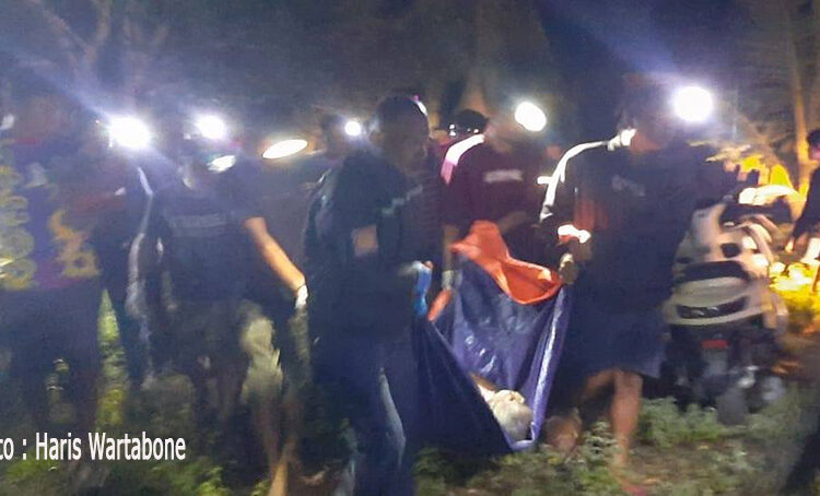 Foto (HW) : Evakuasi mayat warga Desa Tete B. Senin malam.(9/3/2026)