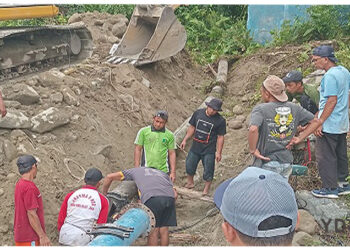 Perumda Ue Tanah Tojo Una-Una mengebut perbaikan pipa distribusi air bersih yang mengalami kerusakan di Sungai Saluaba, Kecamatan Ampana Kota,  Sabtu, 18 April 2026