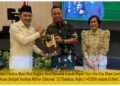Penyerahan Cendera Mata Oleh Brigjen. Deni Gunawan kepada Bupati Tojo Una-Una Ilham Lawidu, S.H., Dalam Acara Sertijab Resimen Militer (Danrem) 132/Tadulako, Rabu (1/4/2026) malam di Hotel Aston Palu.