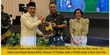 Penyerahan Cendera Mata Oleh Brigjen. Deni Gunawan kepada Bupati Tojo Una-Una Ilham Lawidu, S.H., Dalam Acara Sertijab Resimen Militer (Danrem) 132/Tadulako, Rabu (1/4/2026) malam di Hotel Aston Palu.