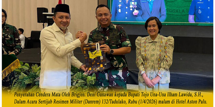 Penyerahan Cendera Mata Oleh Brigjen. Deni Gunawan kepada Bupati Tojo Una-Una Ilham Lawidu, S.H., Dalam Acara Sertijab Resimen Militer (Danrem) 132/Tadulako, Rabu (1/4/2026) malam di Hotel Aston Palu.
