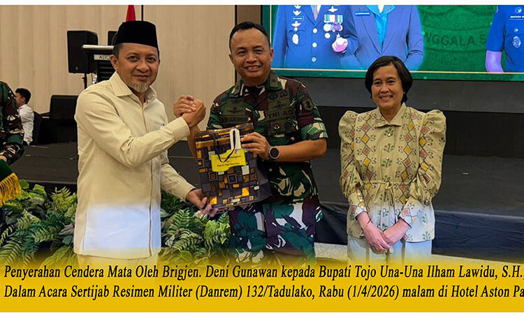 Penyerahan Cendera Mata Oleh Brigjen. Deni Gunawan kepada Bupati Tojo Una-Una Ilham Lawidu, S.H., Dalam Acara Sertijab Resimen Militer (Danrem) 132/Tadulako, Rabu (1/4/2026) malam di Hotel Aston Palu.
