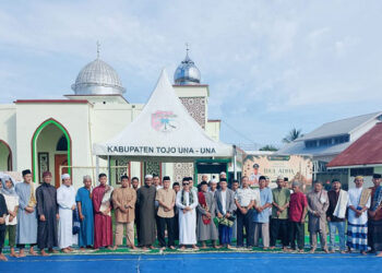 Kepala Lapas Kelas IIB Ampana, Febriyansyah, bersama jajaran petugas dan warga binaan berfoto bersama usai pelaksanaan Salat Iduladha 1447 Hijriah/2026 Masehi di Lapas Kelas IIB Ampana, Rabu (27/5/2026).