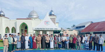 Kepala Lapas Kelas IIB Ampana, Febriyansyah, bersama jajaran petugas dan warga binaan berfoto bersama usai pelaksanaan Salat Iduladha 1447 Hijriah/2026 Masehi di Lapas Kelas IIB Ampana, Rabu (27/5/2026).