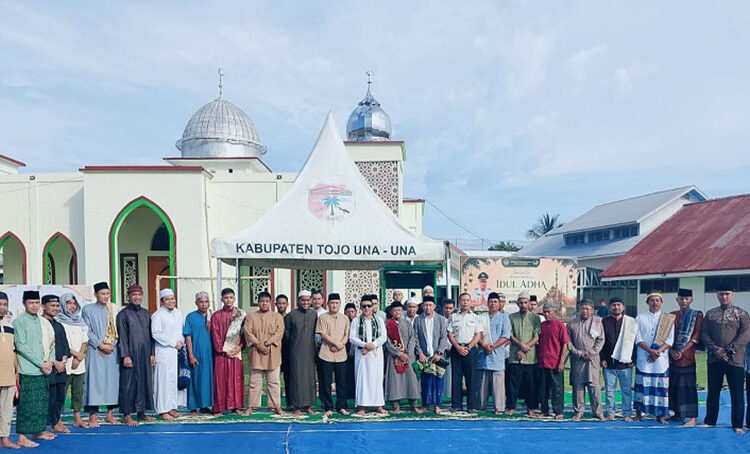 Kepala Lapas Kelas IIB Ampana, Febriyansyah, bersama jajaran petugas dan warga binaan berfoto bersama usai pelaksanaan Salat Iduladha 1447 Hijriah/2026 Masehi di Lapas Kelas IIB Ampana, Rabu (27/5/2026).