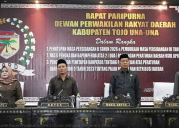 Hj. Surya, S.Sos., M.Si., menghadiri Rapat Paripurna DPRD Kabupaten Tojo Una-Una yang membahas dua rancangan peraturan daerah (Ranperda) strategis di ruang sidang utama DPRD Kabupaten Tojo Una-Una, Rabu, 20 Mei 2026.