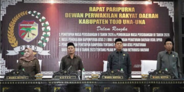 Hj. Surya, S.Sos., M.Si., menghadiri Rapat Paripurna DPRD Kabupaten Tojo Una-Una yang membahas dua rancangan peraturan daerah (Ranperda) strategis di ruang sidang utama DPRD Kabupaten Tojo Una-Una, Rabu, 20 Mei 2026.