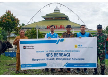 PT PLN Nusantara Power Services (NPS) PLTU Ampana menyerahkan bantuan dua ekor sapi kurban kepada warga Desa Sabo, Kecamatan Ampana Tete, Kabupaten Tojo Una-Una. Penyerahan hewan kurban ini dilaksanakan secara simbolis di halaman Masjid Al-Hilal, Desa Sabo, pada Selasa (26/5/2026).