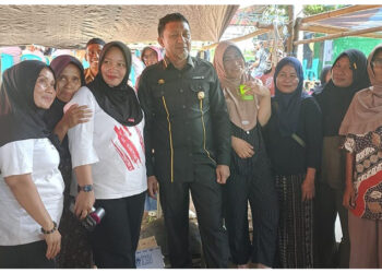 Bupati Ilham Lawidu saat berswafoto dengan warga Dusun Lere, Desa Mantangisi, Kecamatan Ampana Tete, Senin (4/5/2026)