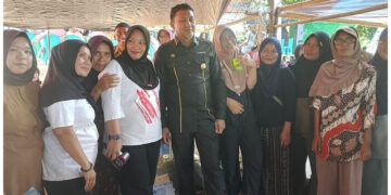 Bupati Ilham Lawidu saat berswafoto dengan warga Dusun Lere, Desa Mantangisi, Kecamatan Ampana Tete, Senin (4/5/2026)