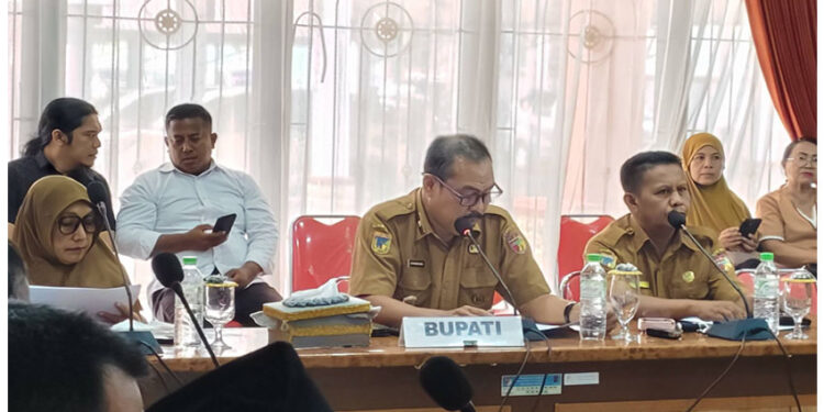Sekretaris Daerah (Sekda) Kabupaten Tojo Una-Una, Alfian Matajeng, S.Pd., M.AP., hadir langsung mewakili Pemerintah Daerah dalam Rapat Dengar Pendapat (RDP) lintas sektor yang digelar oleh Komisi III DPRD Tojo Una-Una pada Senin, 15 Juni 2026