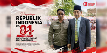 Foto bersama Pewarta t-media.id dan Drs. H. Damsik Ladjalani usai Upacara HUT Ke-81 RI, dilapangan Bumi Mas Uemalingku, Senin (17/8/2026)
