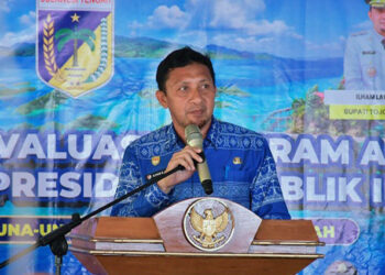 Bupati Tojo Una-Una Ilham Lawidu saat menyampaikan sambutan pada pembukaan Rapat Koordinasi (Rakor) Evaluasi Program Asta Cita di Reconnect Buka Buka Island, Kecamatan Ampana Tete, Jumat (11/9/2026).