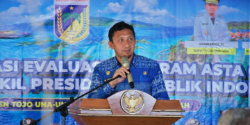 Bupati Tojo Una-Una Ilham Lawidu saat menyampaikan sambutan pada pembukaan Rapat Koordinasi (Rakor) Evaluasi Program Asta Cita di Reconnect Buka Buka Island, Kecamatan Ampana Tete, Jumat (11/9/2026).