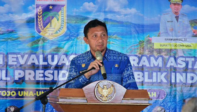 Bupati Tojo Una-Una Ilham Lawidu saat menyampaikan sambutan pada pembukaan Rapat Koordinasi (Rakor) Evaluasi Program Asta Cita di Reconnect Buka Buka Island, Kecamatan Ampana Tete, Jumat (11/9/2026).