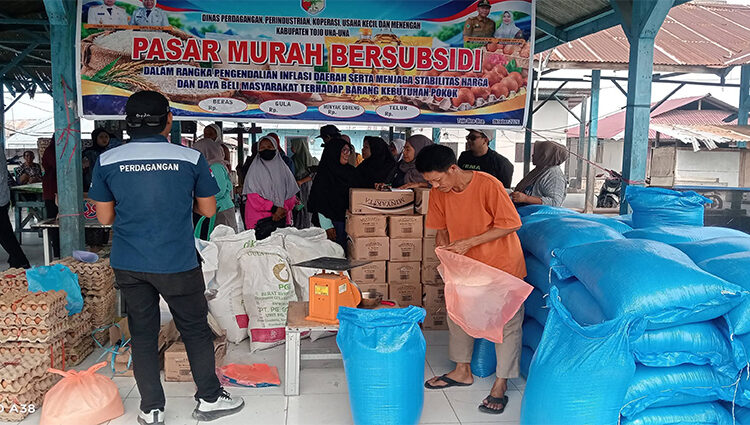 Foto : DPPKUKM Touna Gelar Operasi Pasar Murah Bersubsidi di Eks Pasar Sore Dondo (Kamis, 15 Oktober 2026)